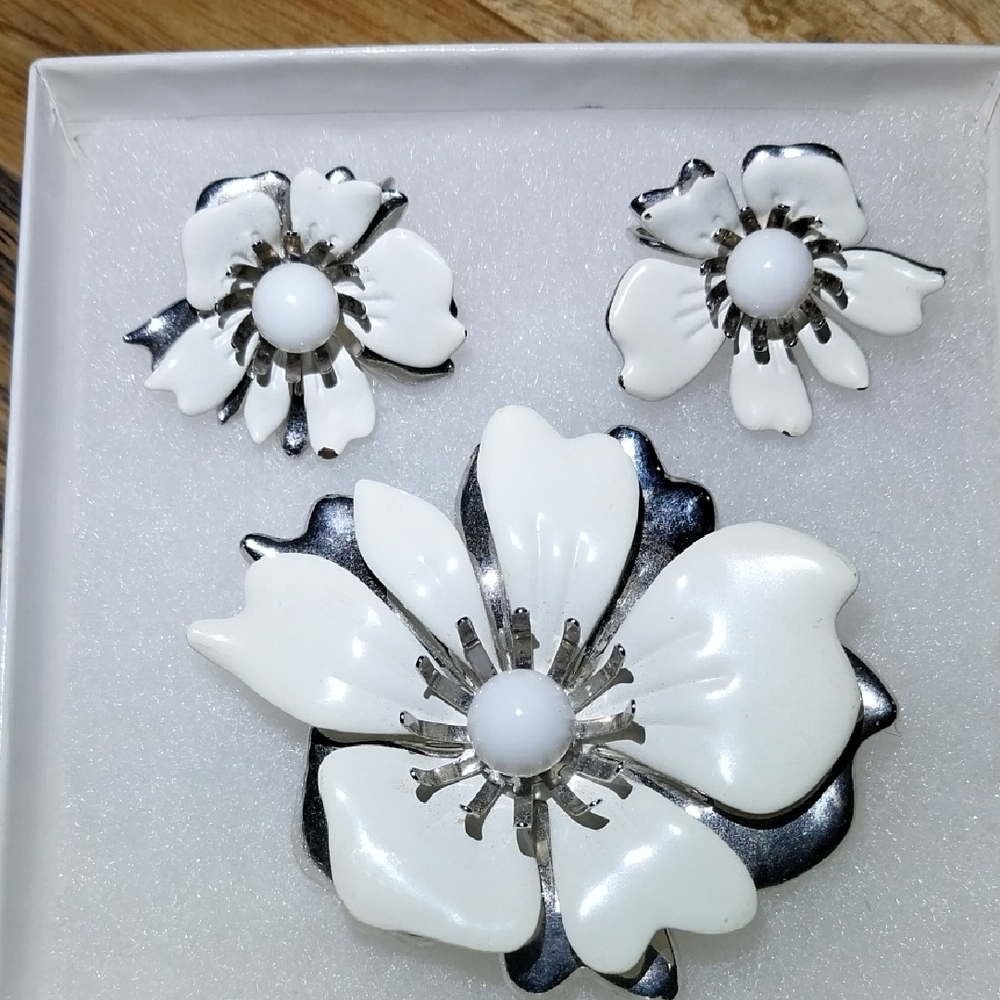 70s Sarah Coventry New Summer Magic White Enamel, Silver Brooch and Earring Set